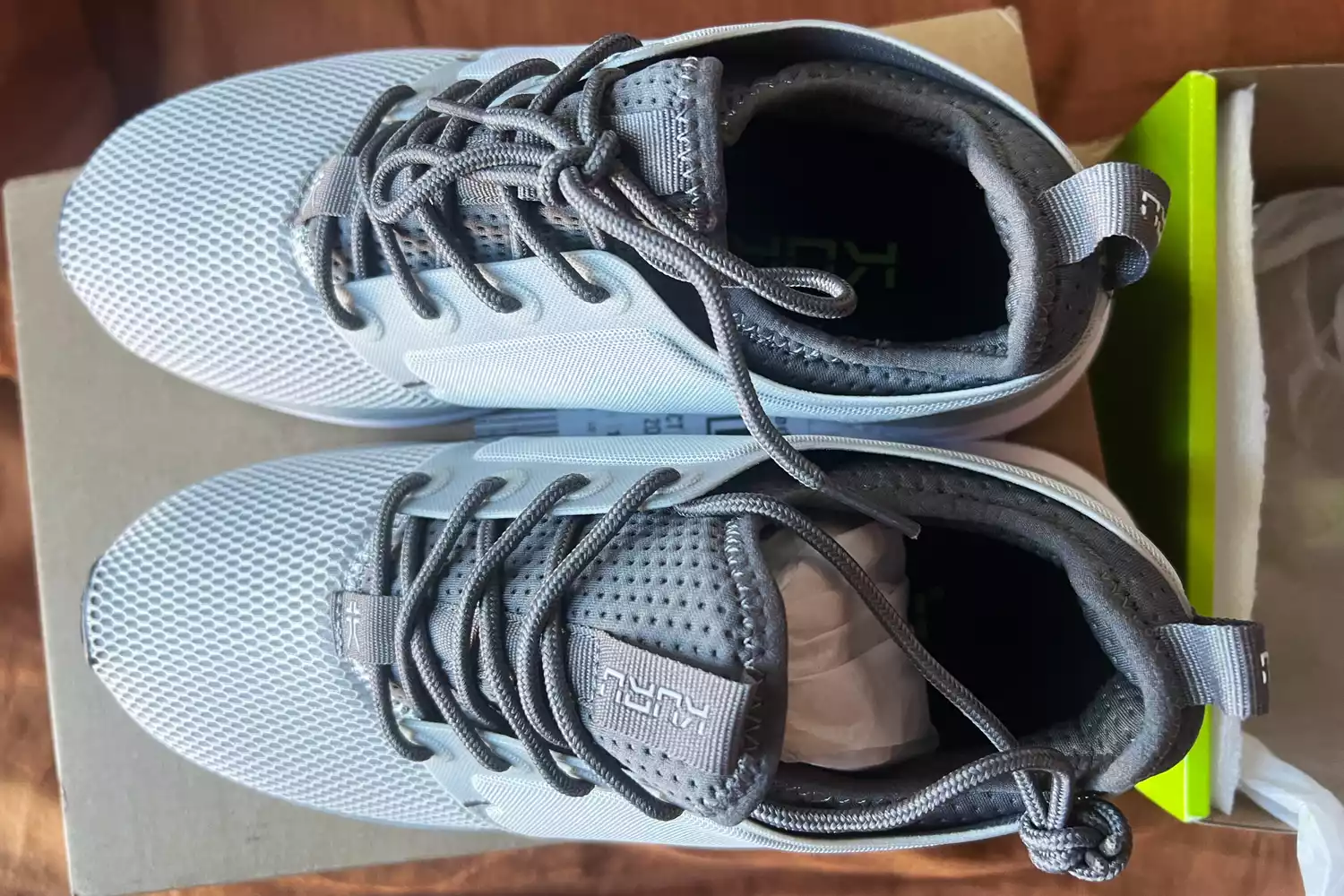 Kuru Atom Sneakers dislayed on a shoebox